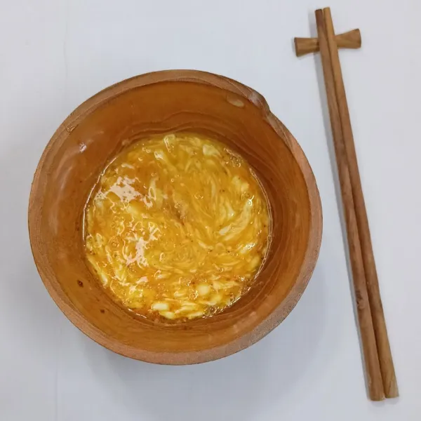 Campur bumbu minyak mie dengan mayo, telur, bawang.