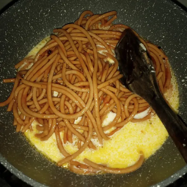 Masukkan pasta, masak sampai meresap. Bubuhi garam dan kaldu bubuk.