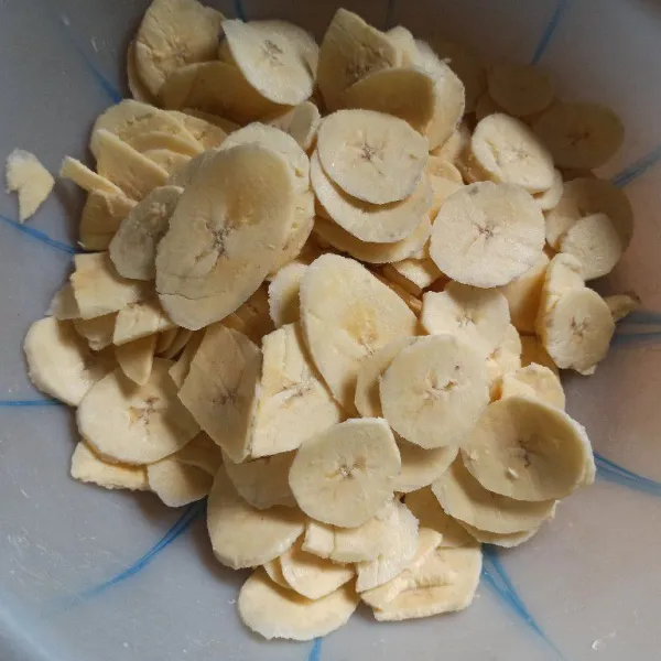 Ambil 4 buah pisang kemudian iris tipis.