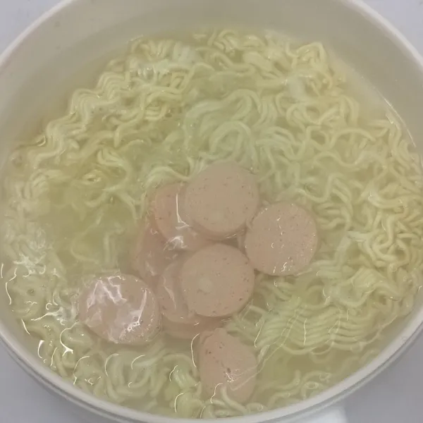 Rebus mie, sosis.