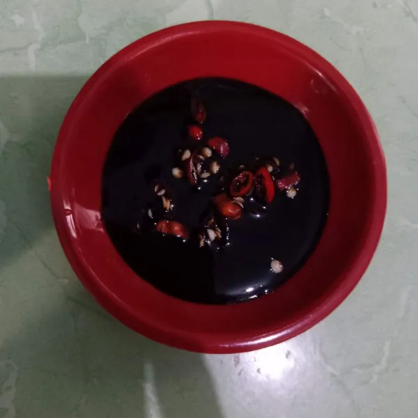 Campurkan semua bahan sambal kecap lalu sajikan dengan ikan asap panggang.