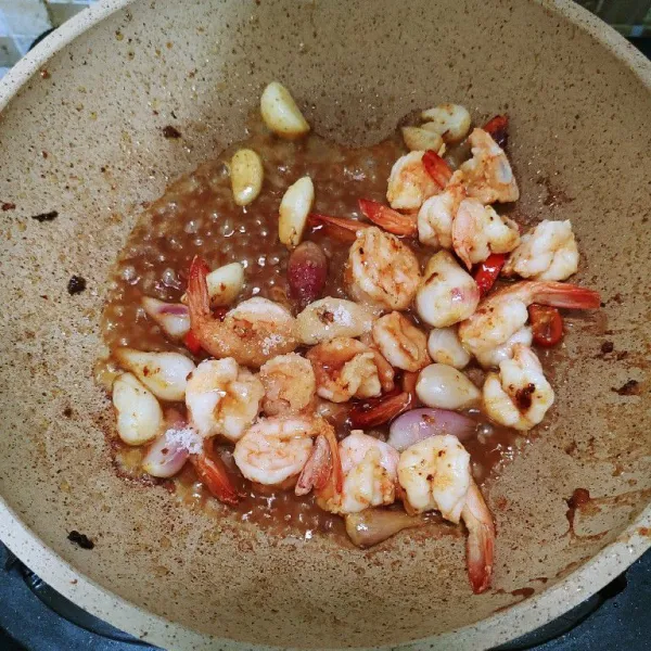 Lalu masukan udangnya, bumbui dengan saos tiram, kecap ikan, garam dan gula, aduk rata. Tambahkan sedikit air agar bumbu meresap sempurna.