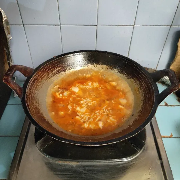 Masukkan keju parut. Masak hingga kuah mengental.