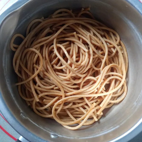 Rebus air secukupnya sampai mendidih. Masukkan pasta kering, masak sampai al dente. Tiriskan dan buang air rebusannya.