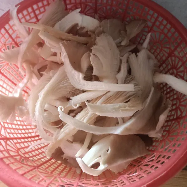 Suwir dan cuci bersih jamur tiram, tiriskan.