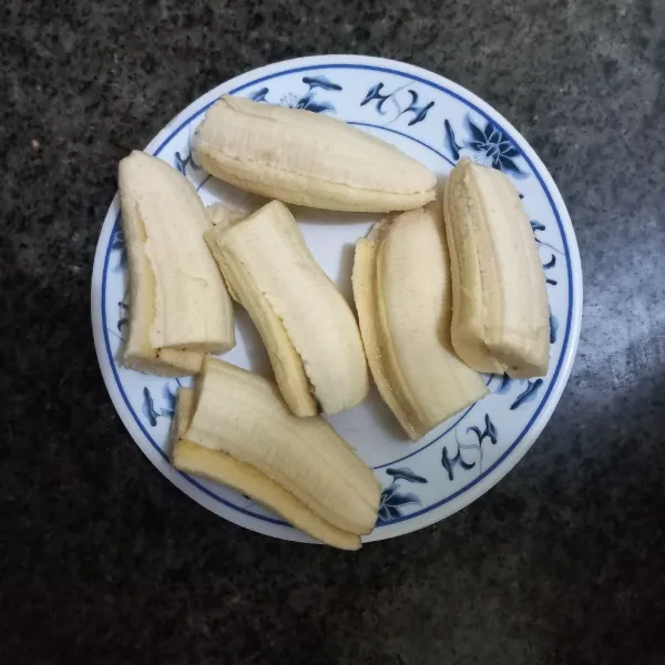 Siapkan potongan pisang.