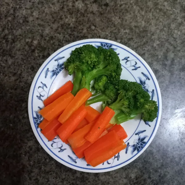 Kukus potongan wortel dan brokoli hingga matang, sisihkan.