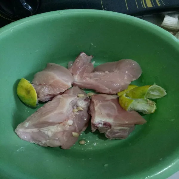 Cuci bersih ayam lalu lumuri dengan air jeruk nipis diamkan selama 15 menit.