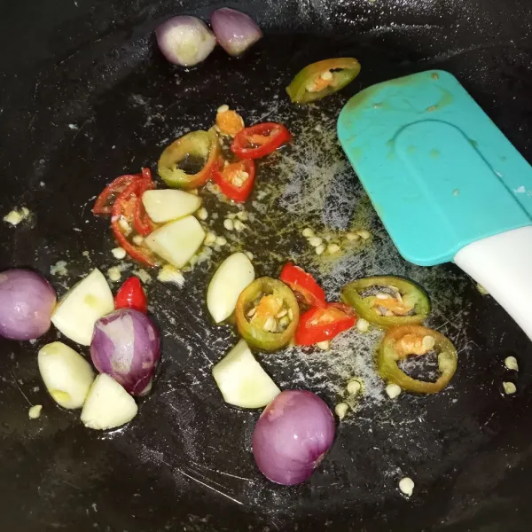 Tumis bawang merah, bawang putih dan cabai menggunakan minyak sisa menumis udang. Tumis hingga harum.