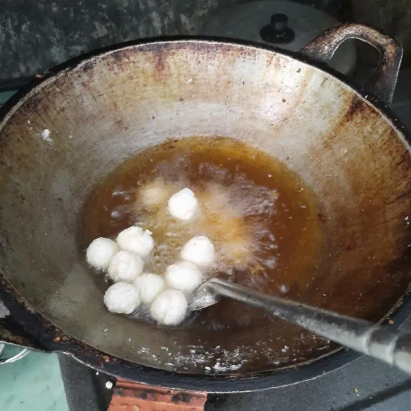 Panaskan minyak goreng bola bola cireng nasi sampai mengembang, hati hati karna cireng dapat meletus.