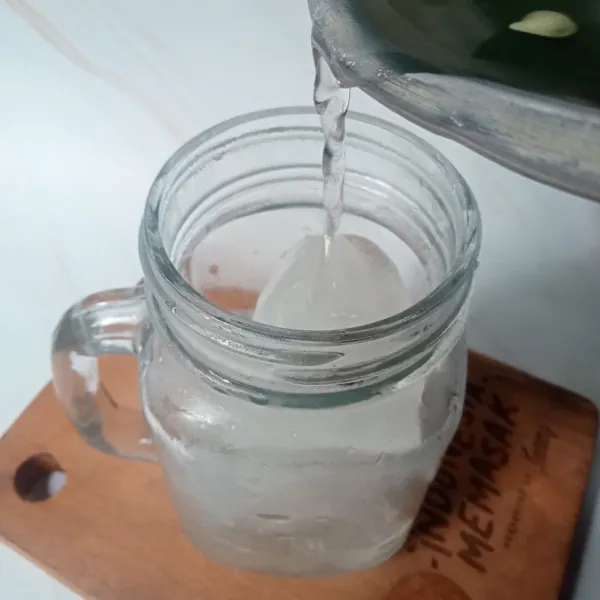 Tuang air rebusan sampai gelas penuh.