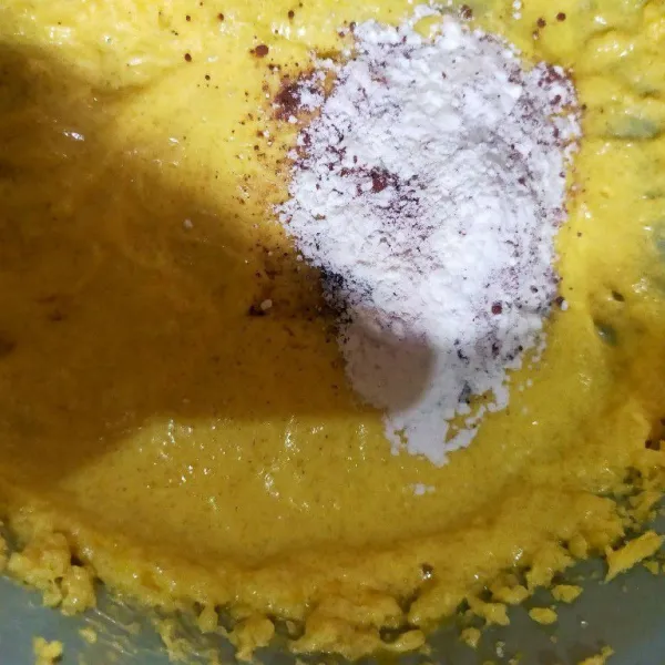 Kemudian masukkan tepung terigu, coklat bubuk dan baking powder. mixer kembali asal rata saja.