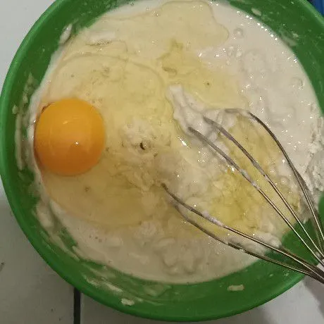 Tambahkan telur, aduk rata lagi.