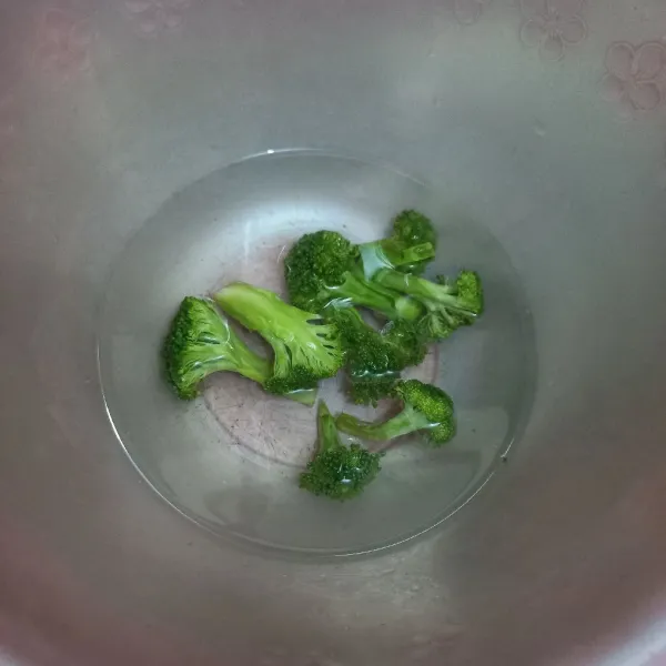 Rendam potongan brokoli dengan garam, bilas dan tiriskan.