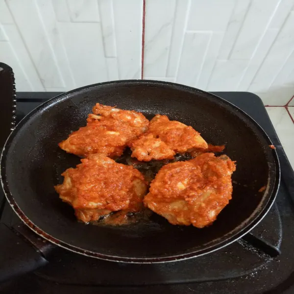 Panggang ayam dengan menggunakan teflon atau grilled pan. Panggang selama 5 menit di setiap sisi nya.