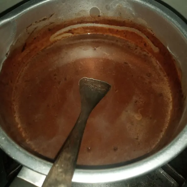 Buat jelly coklat : masukkan semua bahan kepanci. Jerang di atas api sedang sambil diaduk sampai mendidih.