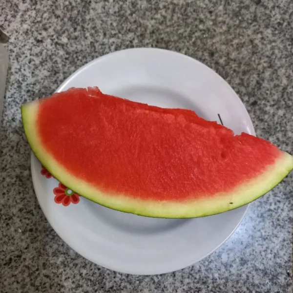 Siapkan buah semangka, kupas kulit dan pisahkan bagian putihnya.