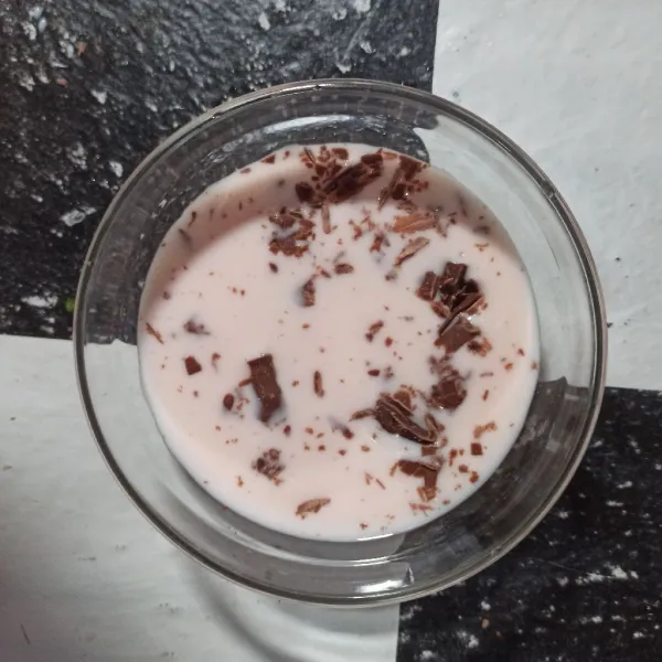 Beri susu cair, aduk rata.