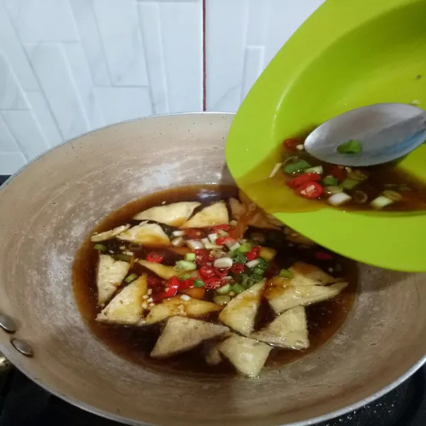 Siramkan saus ke atas tahu.