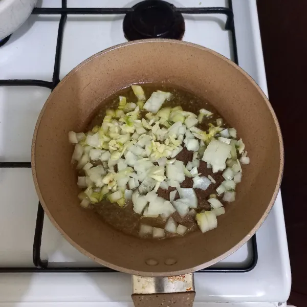 Panaskan margarin, tumis irisan bawang bombay dan bawang putih cincang hingga harum.