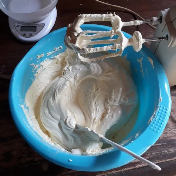 Tambahkan terigu, susu, maizena dan vanili yang sudah diayak. Mixer kecepatan rendah asal rata saja. Tambahkan margarin, aduk balik dengan spatula.