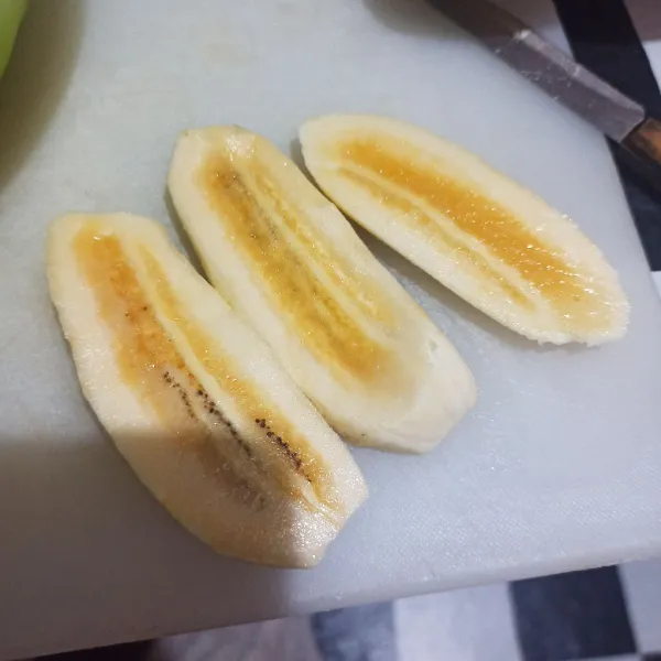 Iris pisang jadi 3-4 bagian.