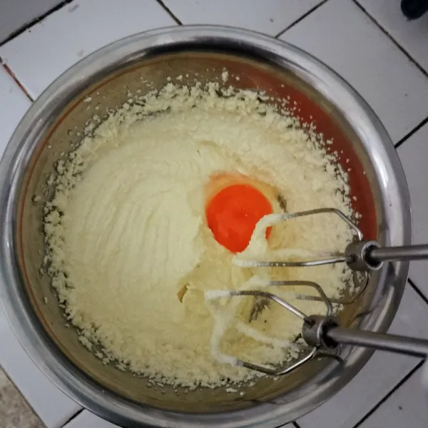 Mixer cream cheese ,skm hingga sedikit mengembang lalu masukkan kuning telur mixer kembali sampai lembut. Sisihkan.