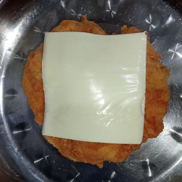 Letakkan keju slices di atas ayam.