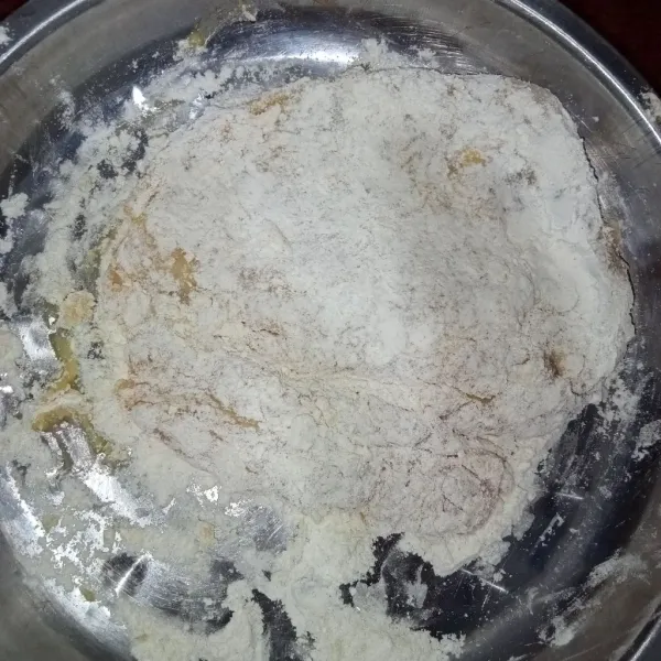 Balut kembali ke dalam tepung sambil ditekan-tekan.