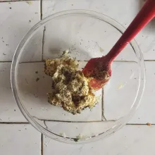 Campurkan mentega tawar bersuhu ruang, garam, lada hitam, rosemary cincang, dan bawang putih cincang ke dalam wadah. Aduk dengan sendok atau spatula hingga tercampur rata.