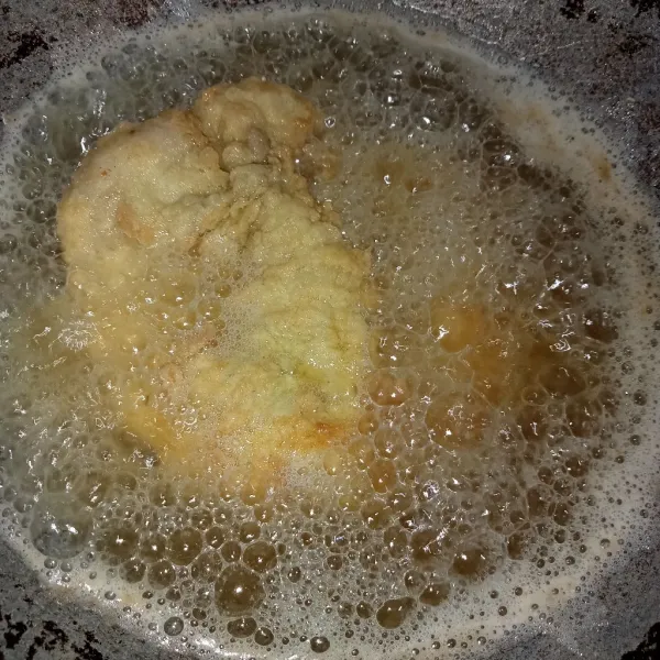 Panaskan minyak secukupnya lalu goreng ayam hingga kuning keemasan. Angkat dan tiriskan.