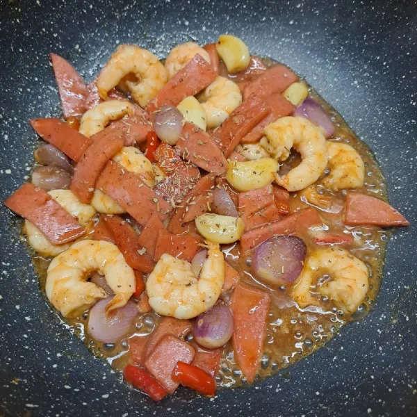 Beri taburan italian mix herb. Aduk rata sebentar lalu angkat dan segera sajikan.