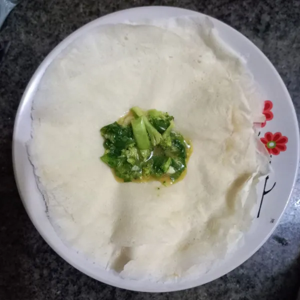 Siapkan kulit lumpia, ambil adonan brokoli secukupnya.