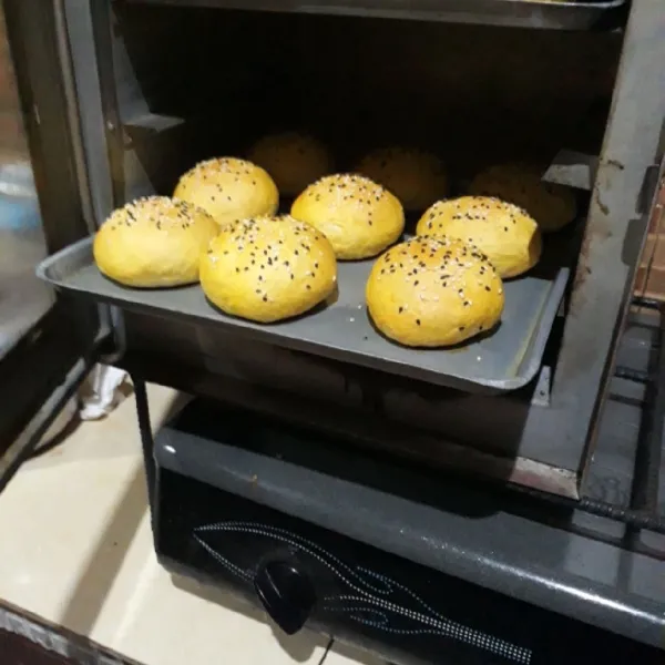 Panggang dalam oven yang sudah dipanaskan, gunakan api sedang. 35 menit rak bawah dan 15 menit rak atas, sesuaikan dengan oven masing - masing.