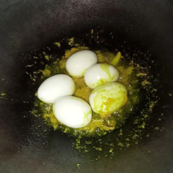 Masukkan telur dan aduk rata.