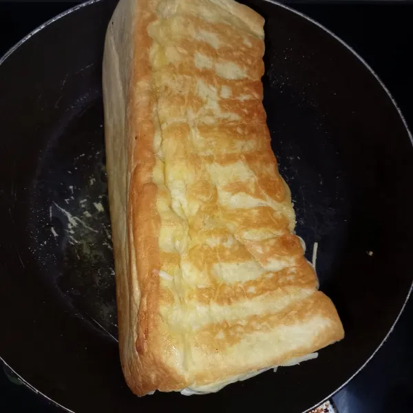 Bakar roti di atas teflon bolak balik hingga seluruh permukaan matang rata sempurna.