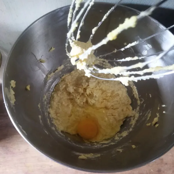 Tambahkan telur dan aduk dengan kecepatan rendah hingga tercampur rata.