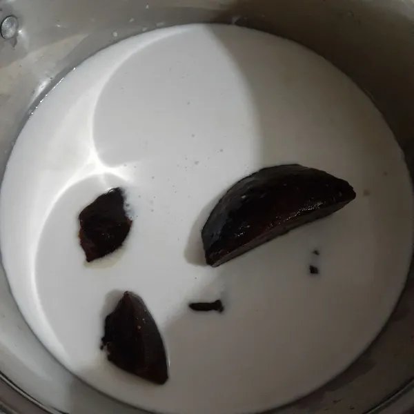 Pada panci, tuangkan santan kental, tambahkan gula merah dan gula pasir dan masak hingga gula larut. Saring.