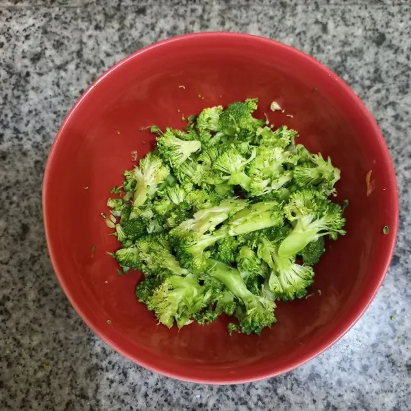 Cincang kasar brokoli, tuang pada mangkuk.