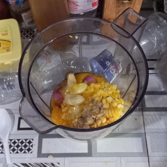 Beri telur, garam serta lada. Blender hingga halus.