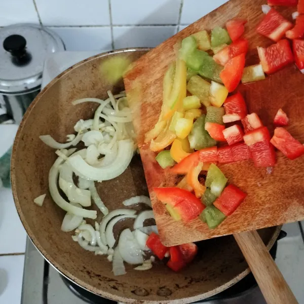 Tumis bawang putih sampai harum, masukkan bombay tumis sampai layu lalu masukkan tomat.