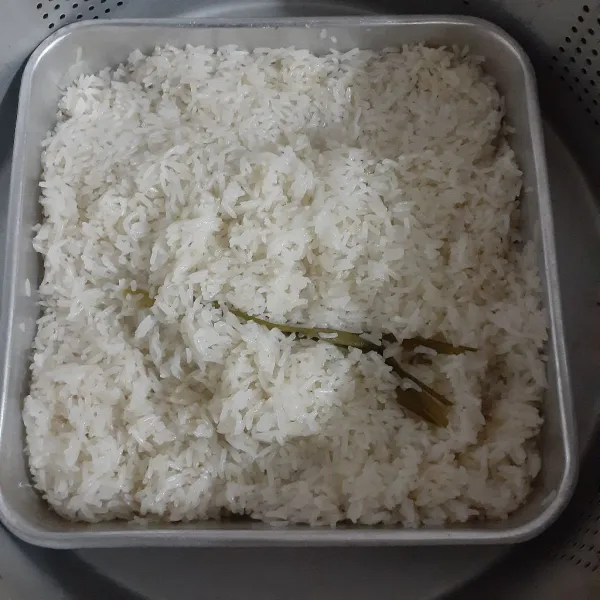 Cuci bersih beras ketan lalu rendam minimal 3 jam dan maksimal semalaman, bilas dengan air mengalir dan tiriskan. Letakkan beras ketan pada loyang. Kukus beras ketan dengan api besar bersama 1 lbr daun pandan wangi selama 15 menit, tutup kukusan tidak perlu dialasi kain. Setelah 15 menit, tuangkan air panas, aduk hingga air terserap. Dan kukus kembali selama 20 menit hingga matang. Sisihkan.