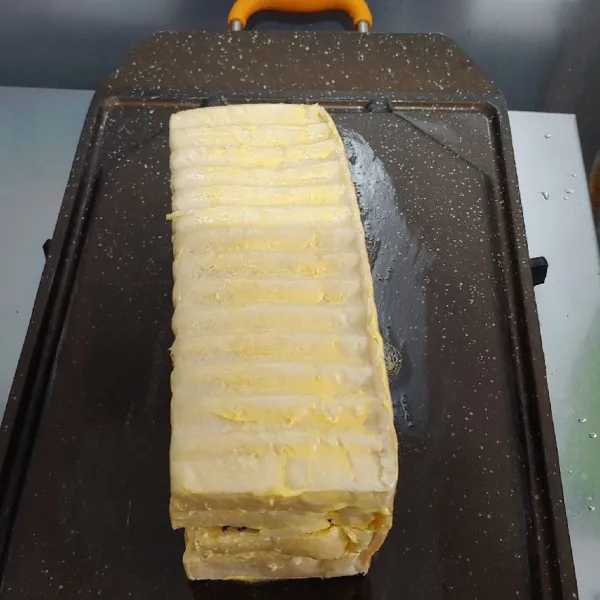 Oles bagian luar dengan margarin.