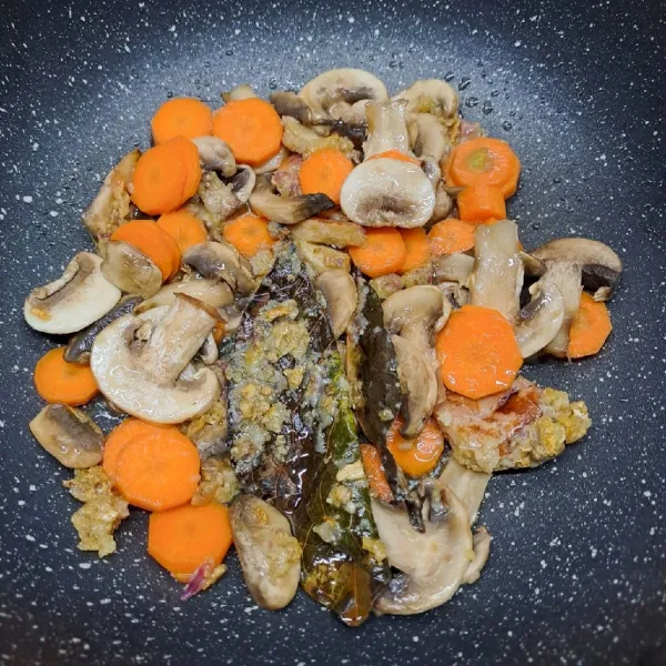 Masukkan wortel, masak sampai ½ matang. Masukkan jamur kancing, tumis sampai layu.