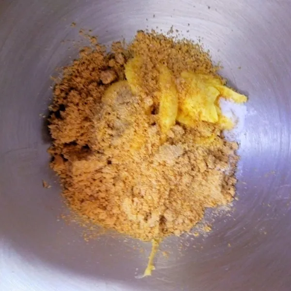 Di dalam sebuah mangkuk kocok mentega bersama dengan gula aren hingga merata. Kemudian tambahkan telur dan aduk lagi hingga rata.