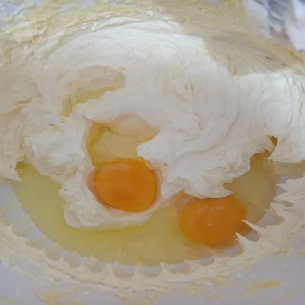 Lalu tambahkan telur dan mix kembali dengan kecepatan sedang agar tercampur.
