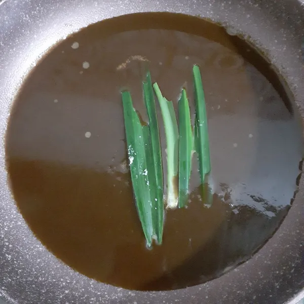 Tuang larutan gula pada wajan anti lengket, tambahkan pandan wangi dan garam halus. Masak dengan api sedang cenderung kecil selama 20 menit hingga santan mendidih dan mengental. Sisihkan daun pandan wanginya.