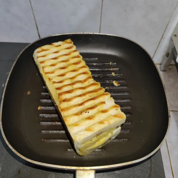 Panaskan grill pan, masak roti hingga kecoklatan di setiap sisinya.