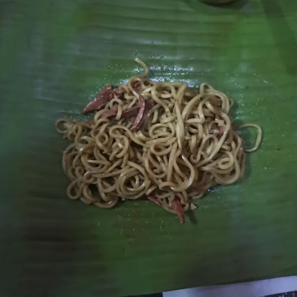 Tata mie di daun pisang, beri suwiran daging dan irisan cabe rawit. Bungkus rapi.