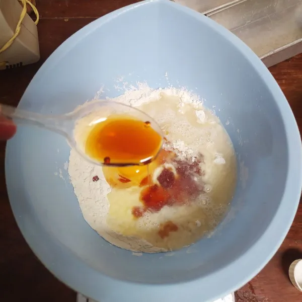 Campur bahan kering (terigu, gula dan ragi).
Masukkan telur, air dan madu.
Mikser hingga menggumpal-gumpal.